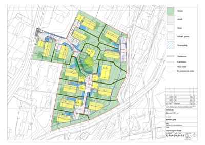 Utomhusplan som viser tomtens oppdeling med arealer for gress, asfalt, grus og sneopplag, samt plassering av bygninger og ståltemur.