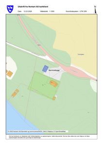 Situasjonsplan som viser tomtens beliggenhet i forhold til veier, vann og naboeiendommer.