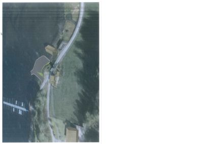 Situasjonsplan som viser tomtens beliggenhet i forhold til vann, vei og nabolag.