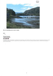 Fotografi av en kystlinje med vann, brygge og båter.