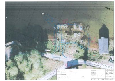 Situasjonsplan som viser tomtens beliggenhet, grenser, eksisterende bebyggelse, planlagt vei og terrengforhold.
