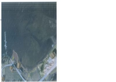 Situasjonsplan som viser tomtens beliggenhet i forhold til nabolag, vei og vann. Bygningene er tegnet inn som 3D-modeller for å vise plassering og volum.