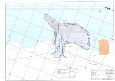 Situasjonsplan som viser tomtens form, grenser, tilstøtende veier (Yttenesvegen), høydemålerlinjer og planlagt bebyggelse.