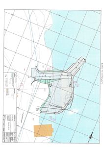 Situasjonsplan som viser bygningens plassering i forhold til vei, vann og terrengforhold.