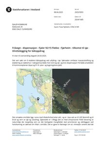 Bildet viser en situasjonsplan (venstre) og et flyfoto (høyre) som illustrerer et område ved Fjærheim i Fjærland. Det er markert med en pil og et punkt for å vise et spesifikt sted relatert til en søknad om båtoppdrag.