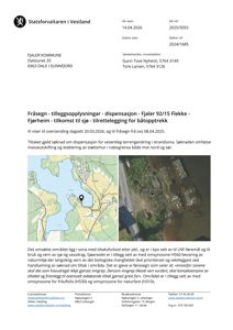 Bildet viser en situasjonsplan (kart) over et område ved Fjærheim, med en markør som indikerer et spesifikt punkt. Til høyre er det også et bilde som ser ut som et flyfoto eller et satellittbilde av samme område.