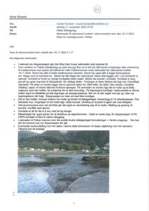 Fotografi av en kystlinje med hytter, båter og fjell i bakgrunnen.