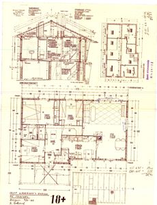 Bildet viser en samling tegninger for en bolig, inkludert et snitt (konstruksjonssnitt), et situasjonsplan (høyre øvre hjørne) og en detaljert etasjeplan med romfordeling og mål.