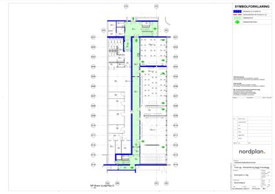 Etasjeplan (rammeplan) som viser romfordeling, vegger, dører og trapper i et bygg.