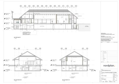 Snittegning som viser tverrsnitt gjennom bygningen, inkludert takkonstruksjon, vinduer, dører og romfordeling.