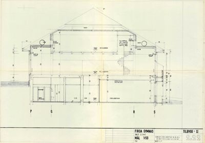 Snittegning av Firda Gymnas som viser tverrsnitt gjennom bygningen, romfordeling, trapp og konstruksjonsdetaljer.