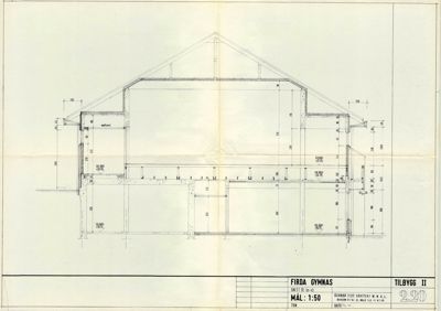 Snittegning som viser bygningens tverrsnitt, konstruksjon og høyder.