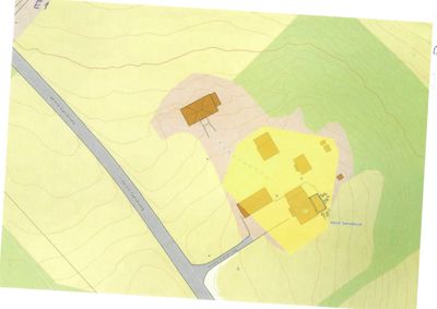 Situasjonsplan som viser tomtens beliggenhet i forhold til nabolag (Vestre Gjesbøvegen, Vesle Santerud), terrengform (konturlinjer) og plassering av bygninger.