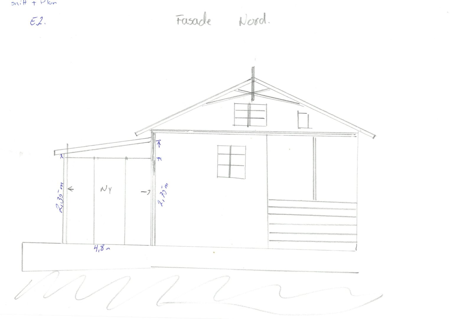 Håndtegnet fasadetegning (Nord) med mål og utforming av vinduer og tak.
