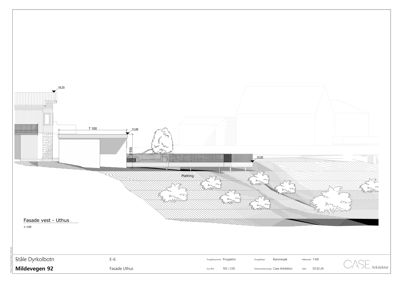 Fasadetegning (opprikk) av bygningen sett fra vest, med høydemål og terrengprofil.