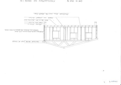 Snittegning som viser tverrsnittet av en bygning med detaljer om konstruksjon, vinduer og tak.