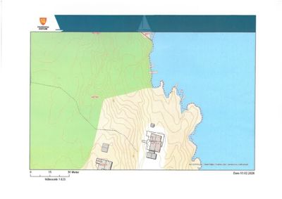 Situasjonsplan som viser etasjenes plassering i forhold til terrenget (konturlinjer), havet og nabolag.
