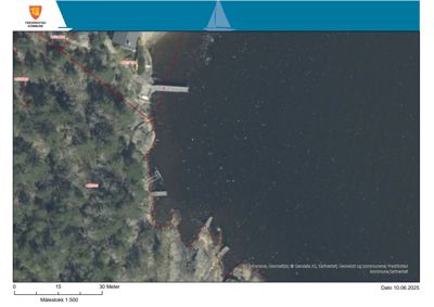 Flyfoto eller satellittbilde av et område med vann og land, med overlagte røde linjer som markerer eiendomsgrenser og koordinater. Bildet inneholder også målestokk og datoinformasjon.