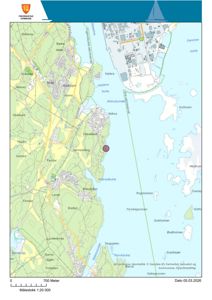 Kart over området i Fredrikstad kommune med en markert plassering (rød prikk) og en grønn linje som sannsynligvis representerer en planlagt eller eksisterende vei/rute.