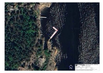 Ortofotoverføring (satellittbilde) med tegnet bygning og grunnlinjer for å vise bygningens plassering i forhold til terrenget og vannet.