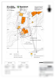 Situasjonsplan (Basiskart) som viser eksisterende og planlagt bebyggelse, eiendomsgrenser og arealoversikt.