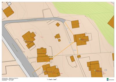 Situasjonsplan som viser tomtens beliggenhet i forhold til Trondhjemsvegen, naboeiendommer, og målinger av avstander mellom eiendommer.