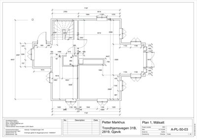 Etasjeplan (målsatt) som viser romfordeling, dører, vinduer og dimensjoner for en bolig.