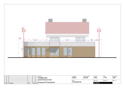 Fasadetegning (opprikk) av en bygning sett fra øst, med mål og detaljer om utvendig utforming.