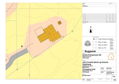 Situasjonsplan som viser bygningens plassering i forhold til eiendomsgranser, veier og topografi.