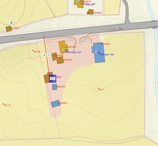 Situasjonsplan som viser eiendomsinndeling, bygningers plassering, vegforhold og høydemål.