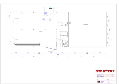 Plantegning som viser romfordeling, vegger, dører og innredning for et bygg.