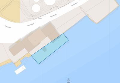 Situasjonsplan som viser bygningens plassering i forhold til Fossaavegen og vannet, med en markert blå farge på et område (sannsynligvis et vannareal eller en planlagt utvidelse).