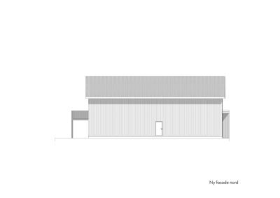 En tegning som viser fasaden på en bygning sett fra nord. Tegningen illustrerer takform, veggmateriale (vertikale lister) og en dør.