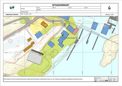 Situasjonskart som viser tomtens beliggenhet, omgivende infrastruktur, høydemålinger og bygningsplasseringer.