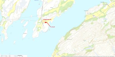 Kart over et kystområde med topografiske linjer, vann og landmasser. Det er markert et område med 'SLAMAVSKILLER' og en rød pil som peker mot 'UTSLIPP'.