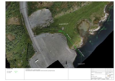 Satellittbilde (flyfoto) av et område med en vei, en betongflate, vegetasjon og vann. Tegnet er overlagret med tekniske merkelinjer (grønn) som viser rørføringer (SP 100 PVC, SP 100 PE SDR17) og en slamavskiller. Bildet fungerer som en situasjonsplan eller et kart for å vise plassering i forhold til omgivelser.