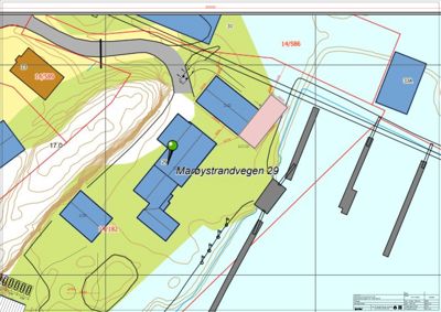 Situasjonsplan som viser tomtens beliggenhet, nabotomter, høydemålerlinjer, veier og vannkropp.