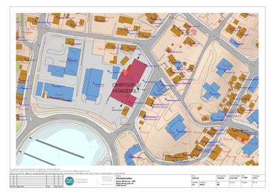 Situasjonsplan som viser bygningers plassering, gater, høydemål og et forslag til ny fasadeskilt.