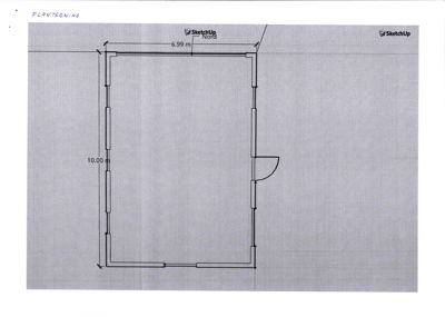 Etasjeplan (plantegning) som viser romfordeling, dimensjoner (10,00 m x 6,99 m) og en døråpning.