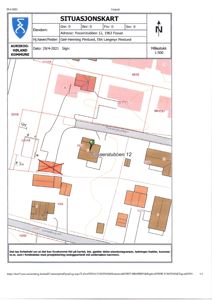 Situasjonskart som viser eiendomsgranser, naboeiendommer og bygningers plassering på tomta.