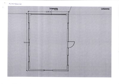 Etasjeplan (plantegning) som viser romfordeling, dimensjoner (10,00 m x 6,99 m) og en døråpning.