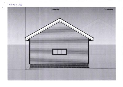 Fasadetegning som viser fronten på en bygning med skråtak, horisontale paneler og et vindu.