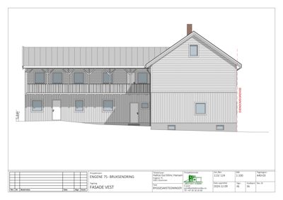 Fasadetegning av en bygning sett fra vest, med detaljer om vinduer, dører og takform.