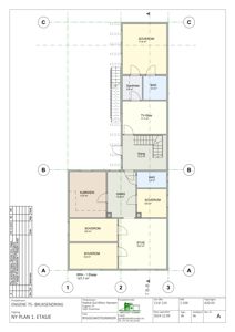 Etasjeplan (1. etasje) som viser romfordeling, størrelser og plassering av dører og vinduer.