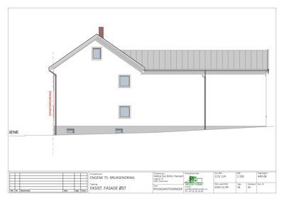 Fasadetegning av en bolig sett fra øst, med angitt eiendomsgrense.