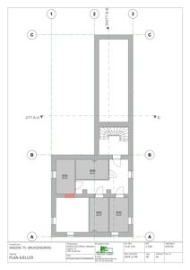 Plantegning av kjelleretasje (PLAN KJELLER) med romfordeling, dører og trapp.