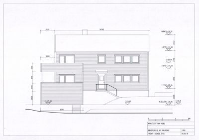 Fasadetegning (FRONT FASADE. SYD) som viser bygningens utvendige profil, vinduer, dører, trapp og høydemål.