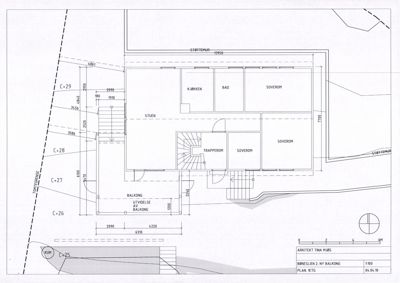 Etasjeplan (1. etasje) for en boligutvidelse med balkong, som viser romfordeling (stue, kjøkken, bad, soverom), trapperom og balkong. Tegningen inneholder også høydeangivelser (C+25 til C+29) og dimensjoner.