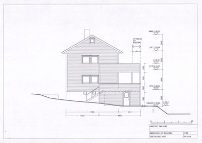 Fasadetegning (opprikk) av en bygning sett fra vest, med høydemål og detaljer om utvidelse av balkong.