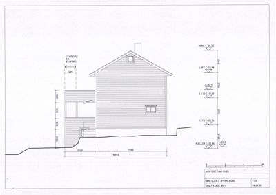 Fasadetegning (opprikk) av en bygning sett fra øst, med angitte høyder, nivåer og utvidelse av balkong.